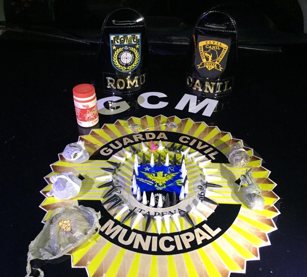 Porções de cocaína, crack e maconha foram apreendidas em itapeva (SP) — Foto: GCM/Divulgação