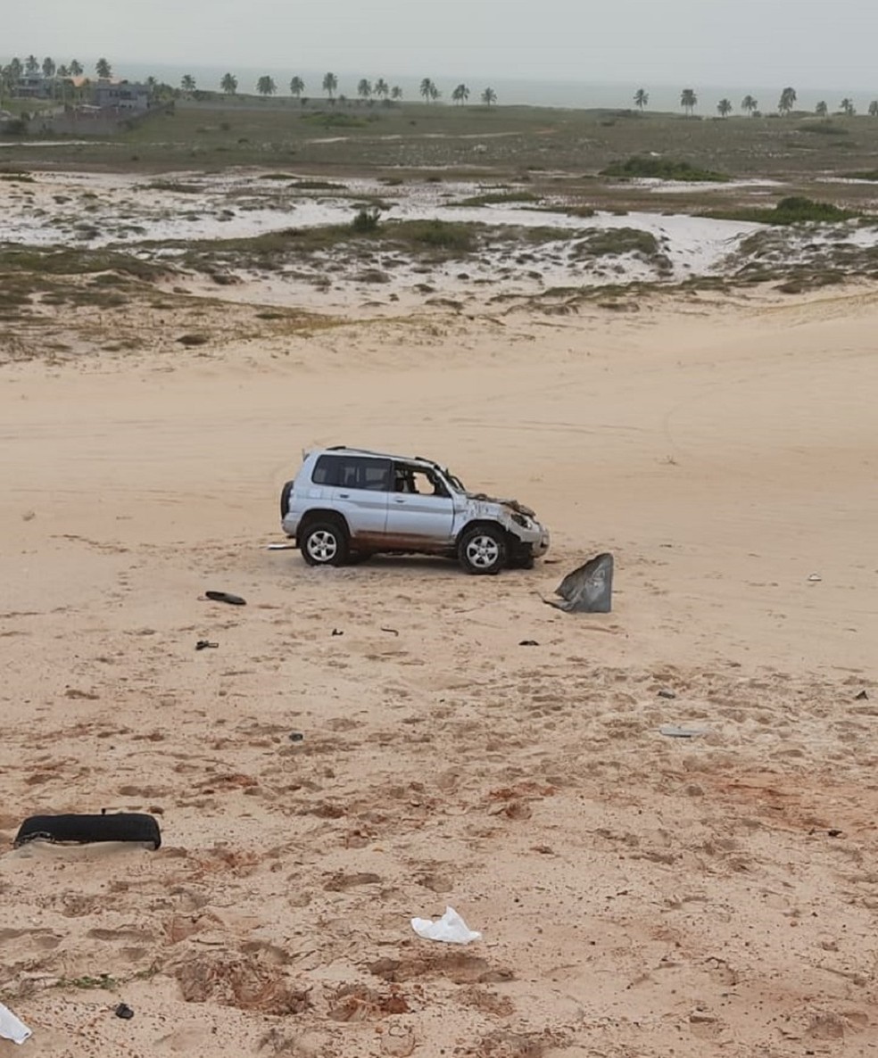 Motorista morreu após capotamento de caminhonete. Veículo continuava no local do acidente na manhã deste sábado (19) — Foto: Redes sociais