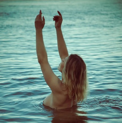 Sheila Mello posa nua no mar em clima 'good vibes' — Foto: Reprodução/Instagram