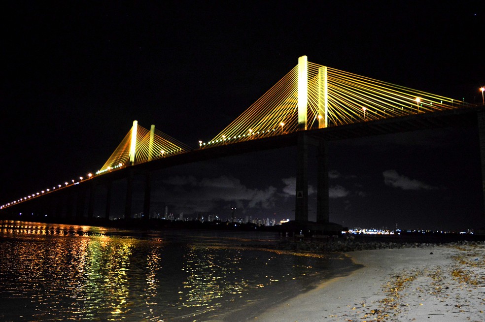 Ponte Newton Navarro é iluminada em alusão ao 'Maio Amarelo' (Foto: João Maria Dantas/Prefeitura de Natal)