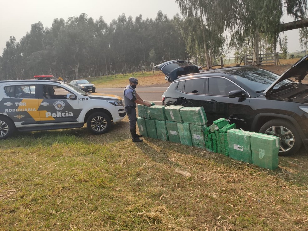 Polícia Rodoviária apreendeu grande quantidade de maconha que estava em um carro — Foto: Polícia Rodoviária