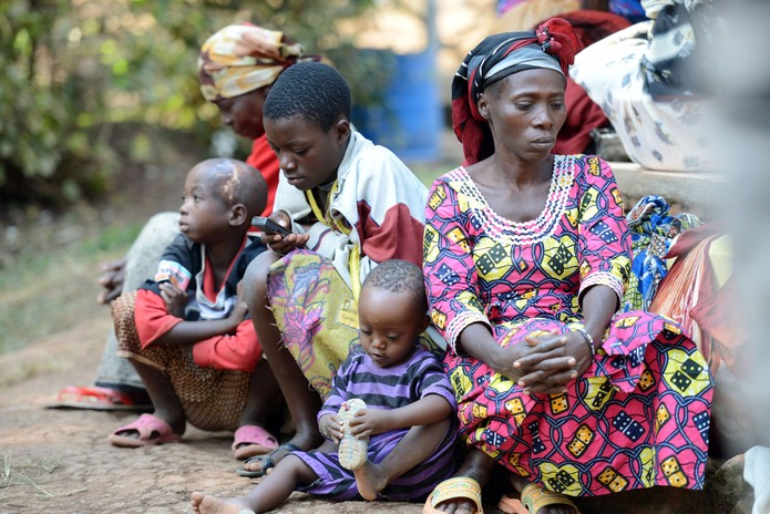 Mulheres e crianças são fotografadas no Hospital de Panzi, na República Democrática do Congo, em 8 de julho de 2013  — Foto: Junior D.Kannah / AFP