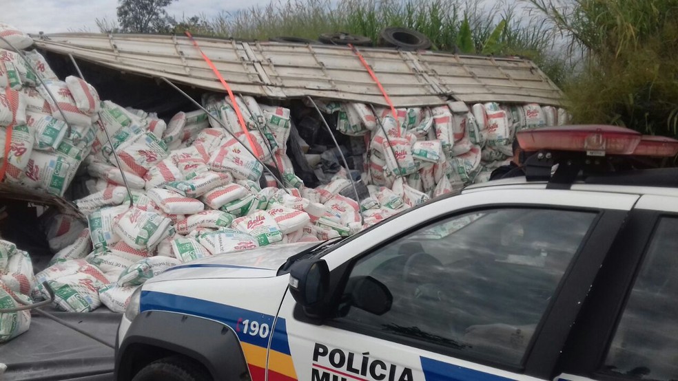 ApÃ³s, tombamento de carreta, carga de cocaÃ­na Ã© encontrada em meio a pacotes de farinha na Grande BH. (Foto: PolÃ­cia Militar/DivulgaÃ§Ã£o)