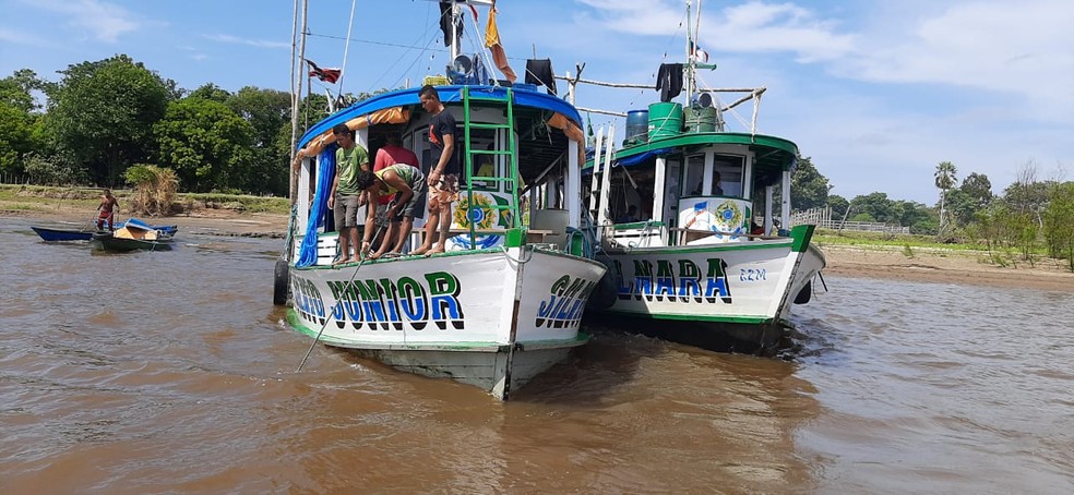 Embarcações foram abordadas após denúncias de moradores de comunidade — Foto: Ascom PMO/Divulgação