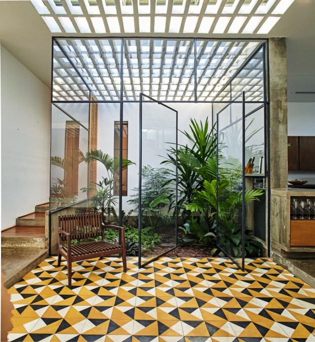 O jardim interno conecta a cozinha, a sala de jantar e o corredor para a sala de estar no centro desta casa em Avaré, interior de São Paulo, projetada pelo escritório Vão Arquitetura (Foto: Victor Affaro / Edtora Globo)