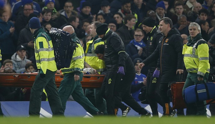 Mason saiu do gramado de Stamford Bridge de maca direto para um hospital próximo (Foto: Reuters)