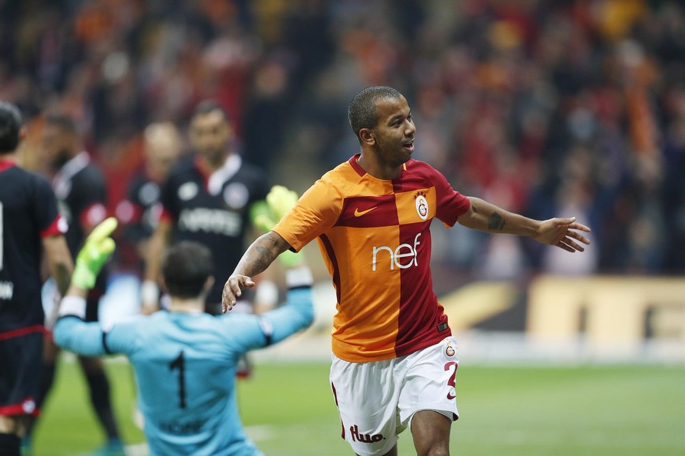 Mariano em ação pelo futebol turco — Foto: Reprodução Twitter