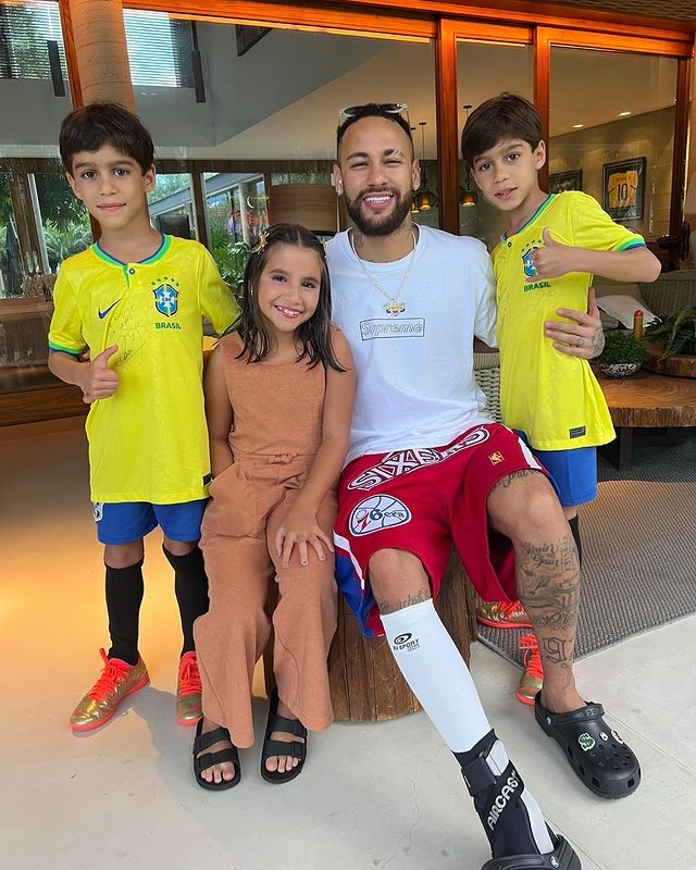 Deborah Secco realiza sonho de sobrinhos e mostra encontro deles com Maria Flor e Neymar