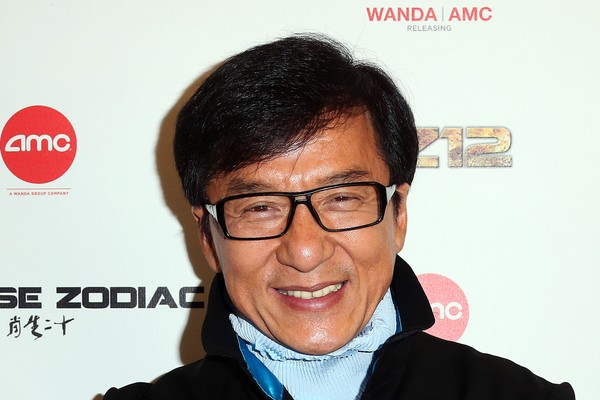 Jackie Chan é especialista em artes marciais na telona, mas disse que não tinha coragem para enfrentar os valentões na escola. As coisas só mudaram depois que ele defendeu um outro garoto e, assim, aprendeu a proteger a si mesmo (Foto: Getty Images)