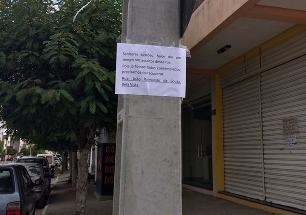 Placa foi colocada por moradores (Foto: Reprodução / Facebook)