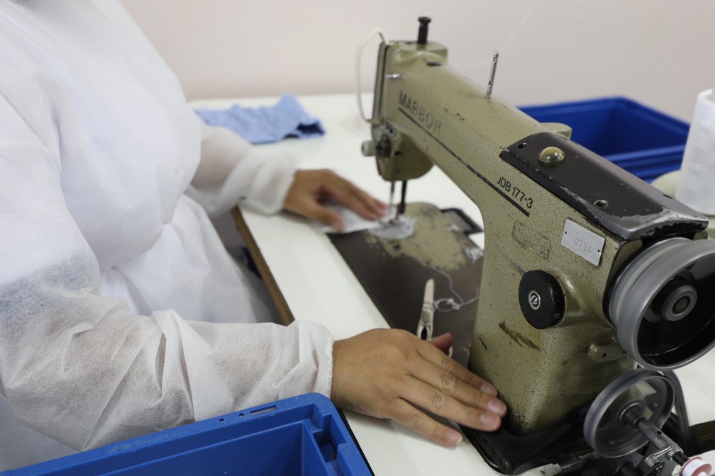 Presas trabalham na confecção de máscaras na Penitenciária Feminina de Tupi Paulista — Foto: SAP
