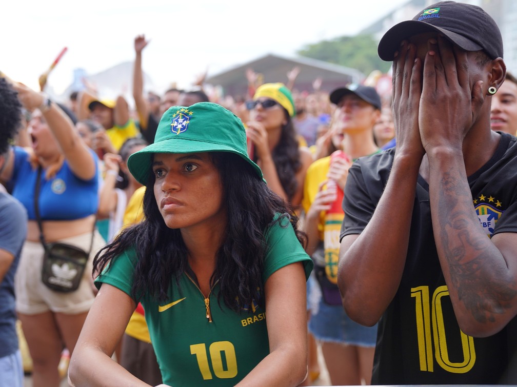 Torcedores demonstram tensão ao acompanhar o jogo — Foto: Marcos Serra Lima/g1