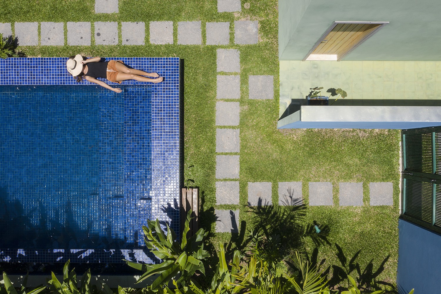 PISCINA | Os ladrilhos Jatobá da piscina se destacam no gramado verde (Foto: Carolina Lacaz / Divulgação)