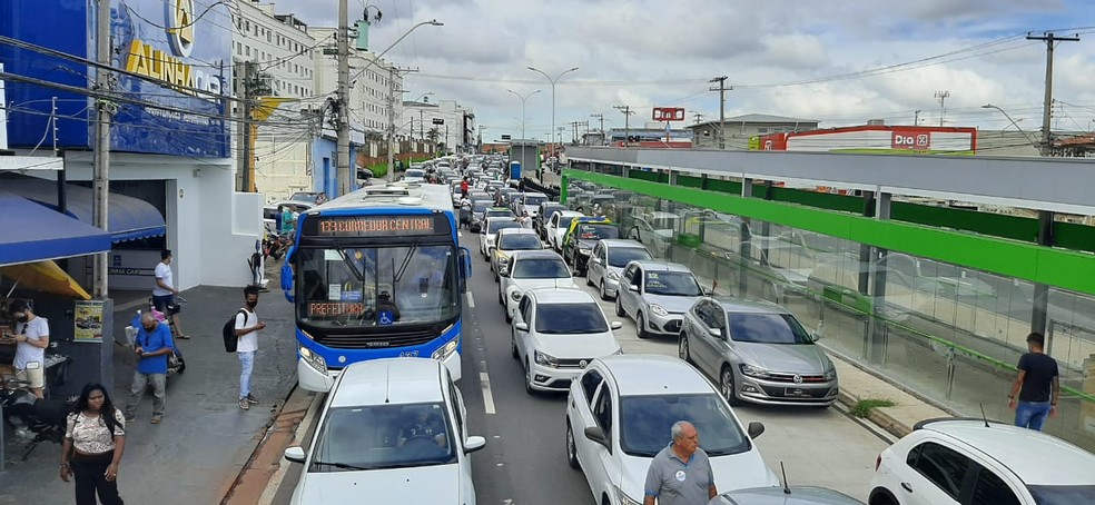 Avenida das Amoreiras, em Campinas, ficou congestionada durante protesto contra aumento de imposto para revenda de veículos— Foto: Johnny Inselsperger/EPTV