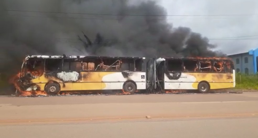 Ônibus foi incendiado na tarde desta sexta-feira (5) na Rodovia AC-40, em Rio Branco — Foto: Reprodução