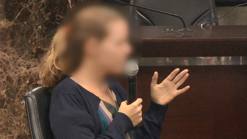 Mãe deu depoimento na CPI dos Maus-tratos em Vitória (Foto: Manoel Neto/ TV Gazeta)