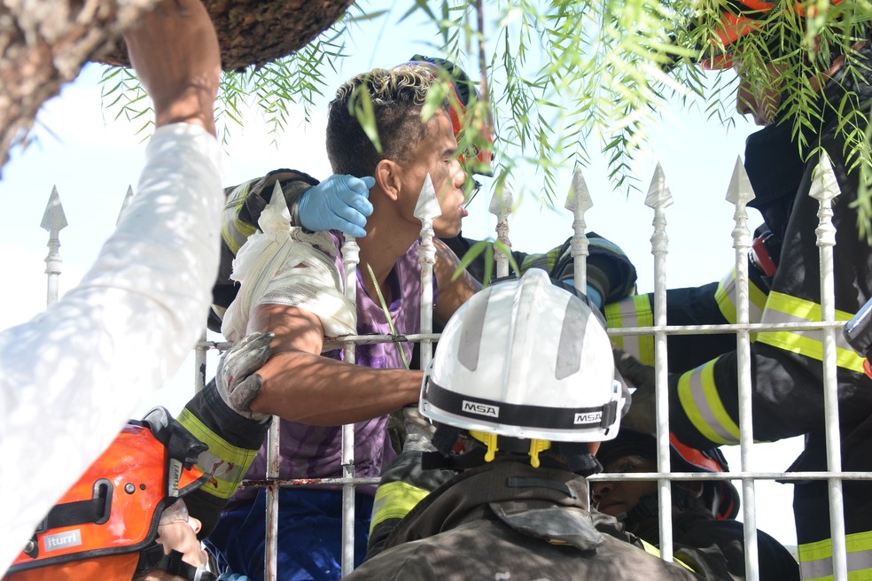 Homem recebe atendimento após ter braço preso em lança de portão (Foto: Arquivo Pessoal/Júlio Leite)