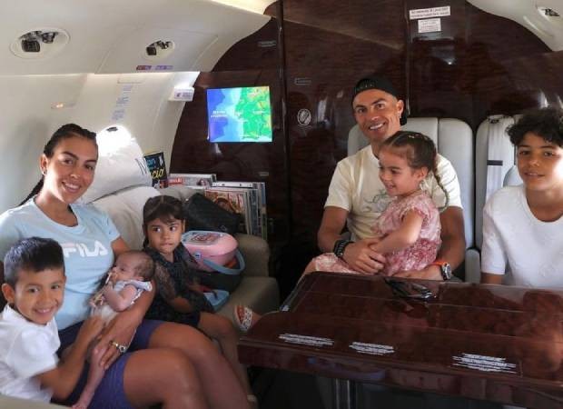 Cristiano Ronaldo viaja de jatinho com a mulher, a caçula recém-nascida e os outros filhos (Foto: Reprodução/Instagram)