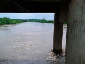  Nível do rio subiu sob ponte que dá acesso à cidade  (Foto: Divulgação / PM)