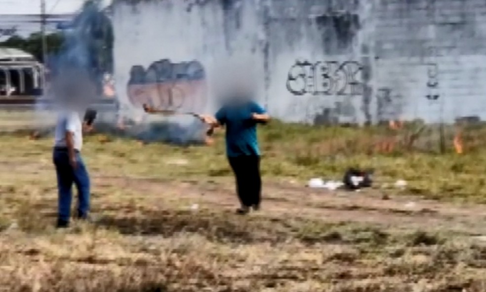 Homem ameaça morador que o filmou colocando fogo em terreno — Foto: Arquivo pessoal
