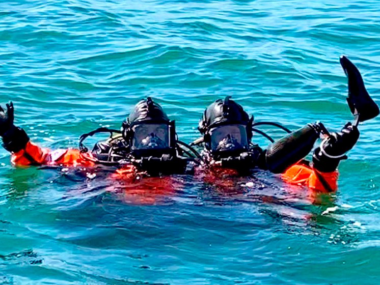 Bombeiros de Long Beach encontram prótese de atleta paralímpico no fundo do mar (Foto: Reprodução/Corpo de bombeiros de Long Beach)