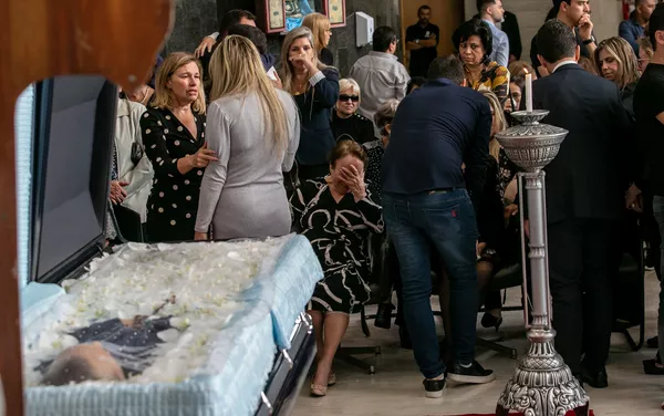 Parentes Amigos E Fas De Gugu Liberato Se Despedem Do Apresentador Em Velorio Na Assembleia De Sp Sao Paulo G1