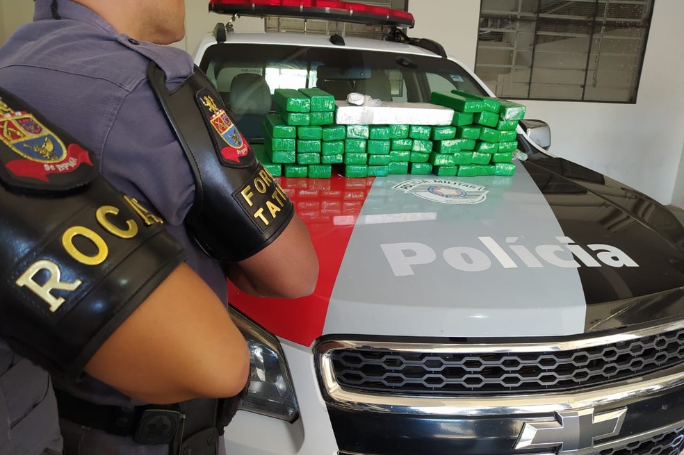 No porta-malas dos automóveis, foram encontrados cerca de 50 kg de maconha (Lins e Marília) — Foto: Polícia Militar/Divulgação