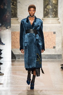O elegante casaco-robe de pelo de Angelo Marani (foto:imaxtree)