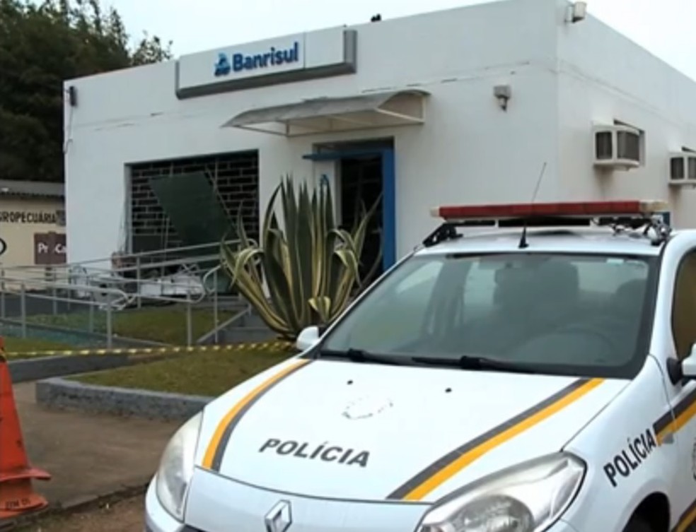 Agência bancária foi atacada com explosivos em Dilermando de Aguiar (Foto: Reprodução/RBS TV)