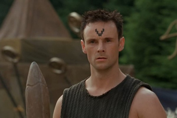 O ator e dublador canadense Kirby Morrow em cena de Stargate: Atlantis (Foto: Reprodução)