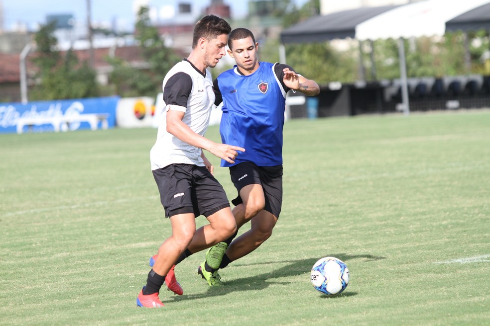 Gabriel Correia (de branco), quando atuava pelo Botafogo-PB � Foto: Pedro Alves / ge