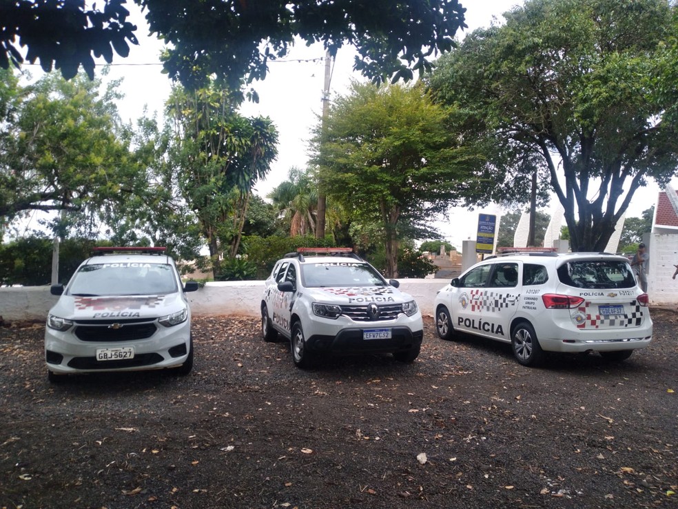 Viaturas policiais no cemitério de Santa Cruz do Rio Pardo (SP) após violação de sepultura — Foto: Doni de Oliveira/IBTV