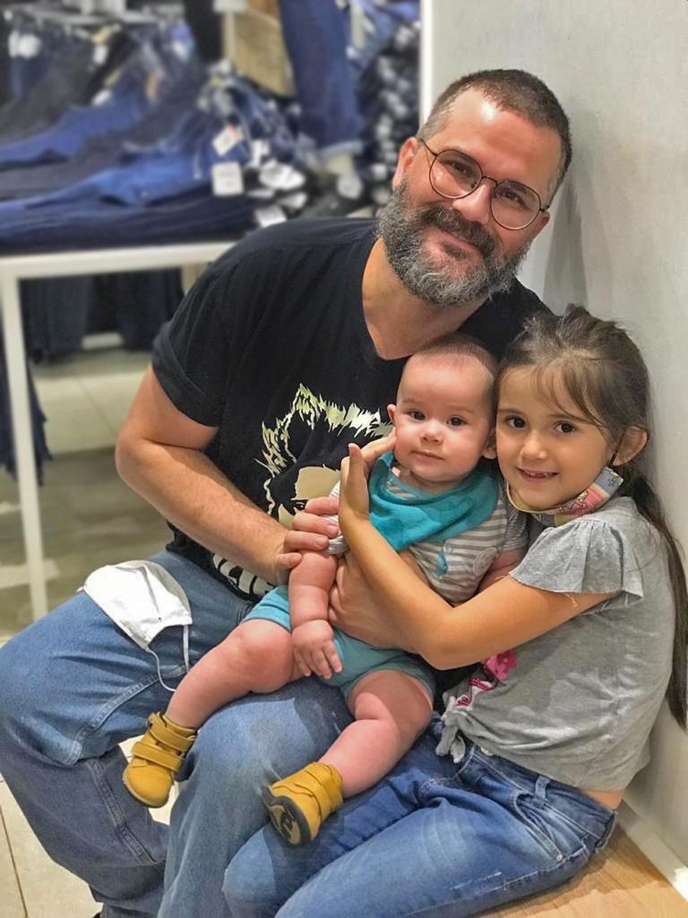 Daniel Gevaerd e seus dois filhos pequenos.  — Foto: Arquivo Pessoal/ Reprodução 