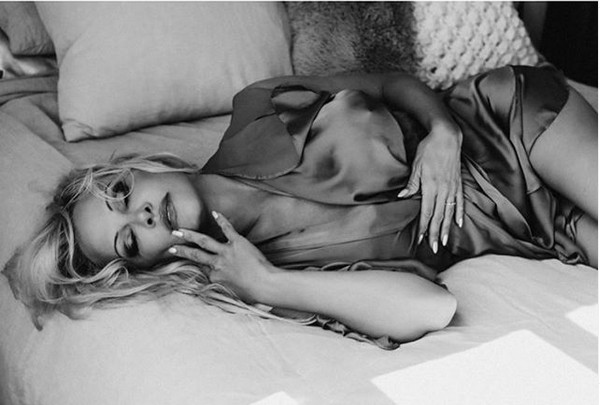 A atriz e modelo Pamela Anderson com a foto sensual em preto e branco que acompanhou sua declaração de amor para os filhos (Foto: Instagram)