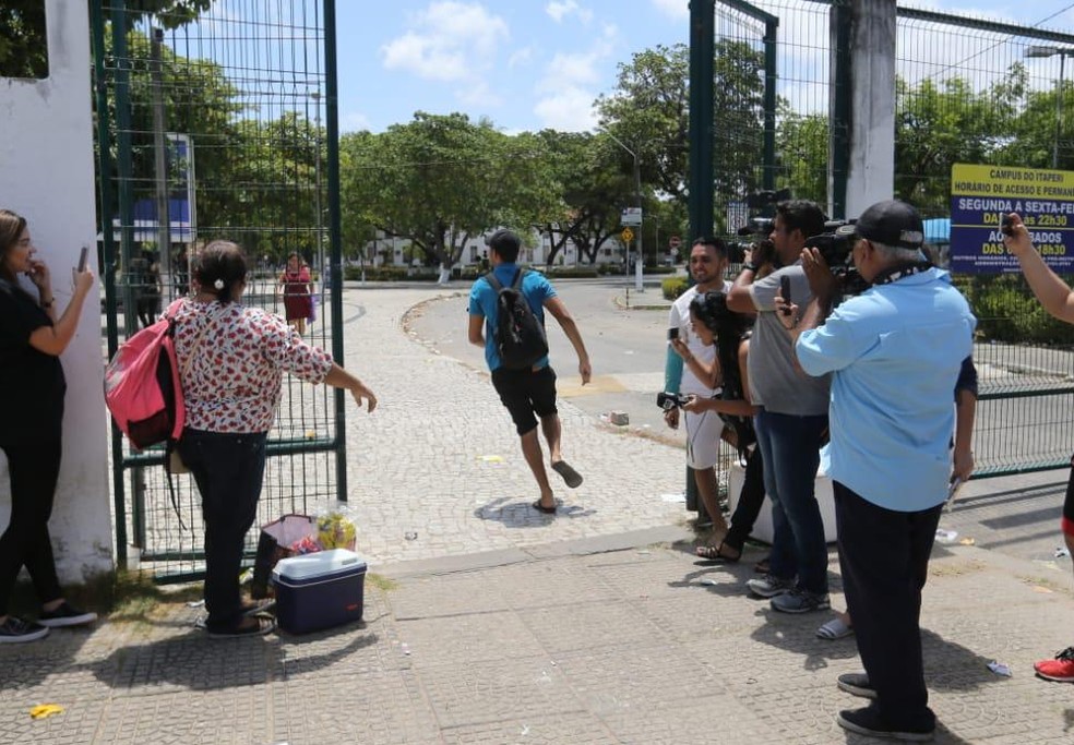 Aluno corre e cruza portÃ£o no Ãºltimo minuto na Uece, maior concentraÃ§Ã£o de candidatos do Enem no CearÃ¡ â Foto: Thiago Gadelha/SVM