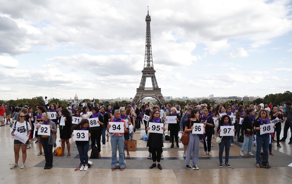 Mulheres se reÃºnem na PraÃ§a do Trocadero, em frente Ã  Torre Eiffel, em Paris, para protestar contra os feminicÃ­dios no paÃ­s, no dia 1Âº de setembro. â Foto: Zakaria Abdelkafi/AFP