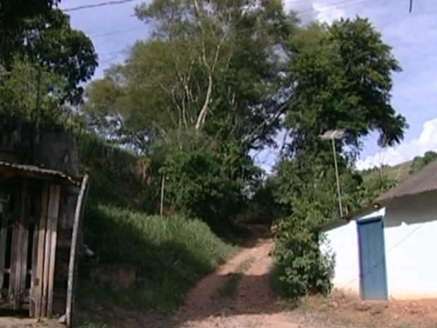 Segundo testemunhas, grupo levou vítmas através de trilha, no Espírito Santo (Foto: Reprodução/TV Gazeta)