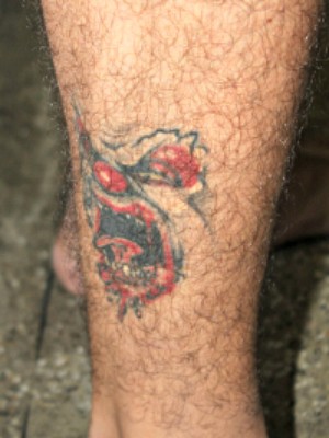 Para delegado do 3º DIP, tatuagem identifica o suspeito como integrante do PCC (Foto: Tiago Melo/ G1 AM)