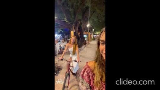 Marina Ruy Barbosa curte passeio de bicicleta na companhia da prima do ex-marido