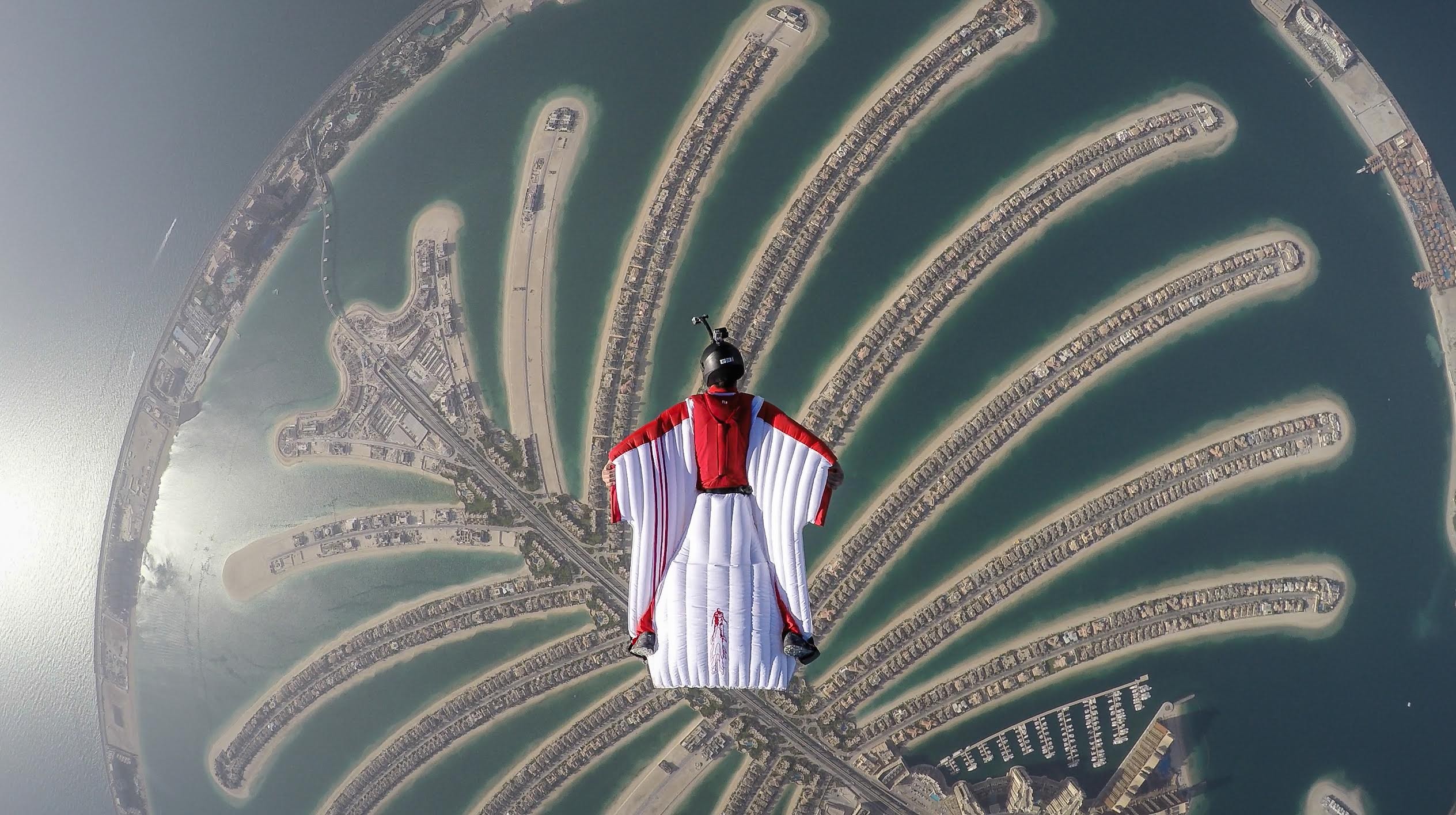 Dubai de paraquedas (Foto: Divulgação)