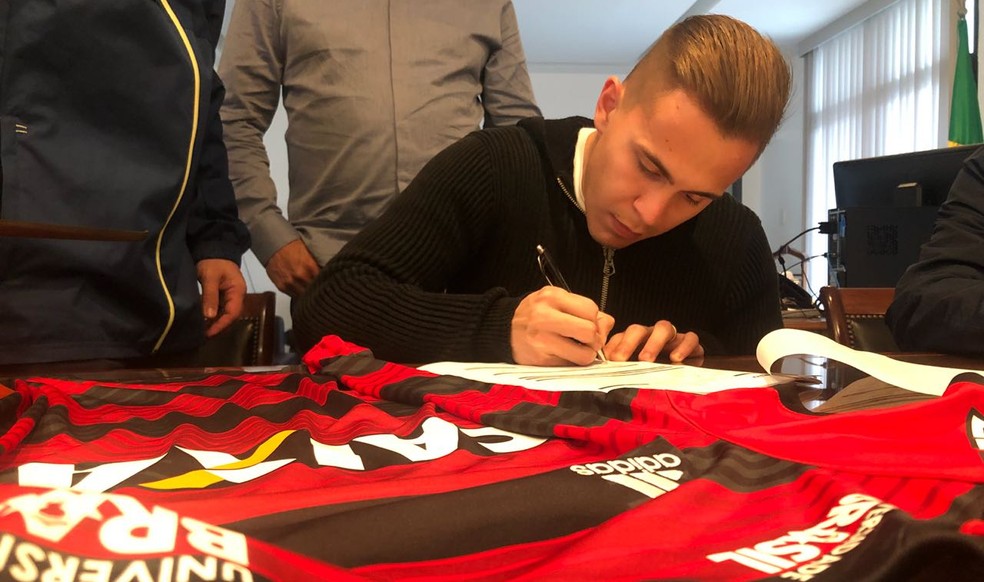 Piris da Motta assina contrato com o Flamengo na Gávea (Foto: Staff Images/Flamengo)