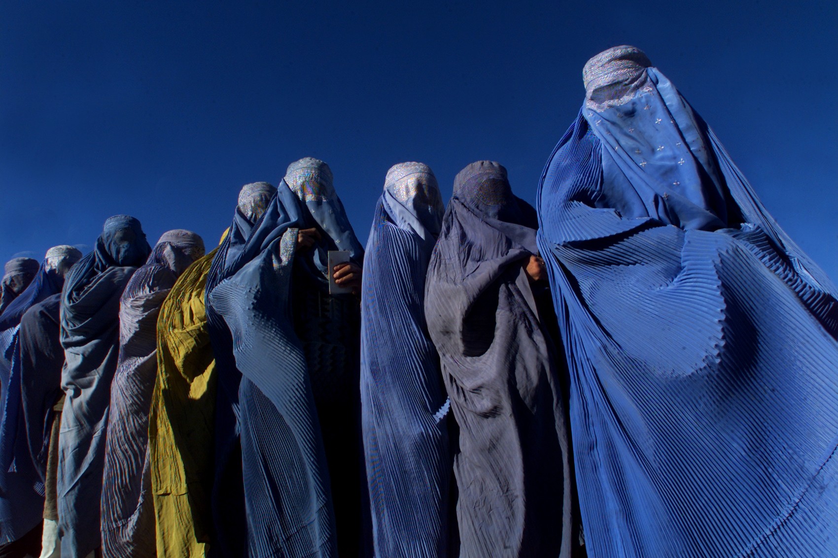 Mulheres de burca, veste usada por membros das Forças Especiais inglesas para escapar dos Talibãs (Foto: getty)