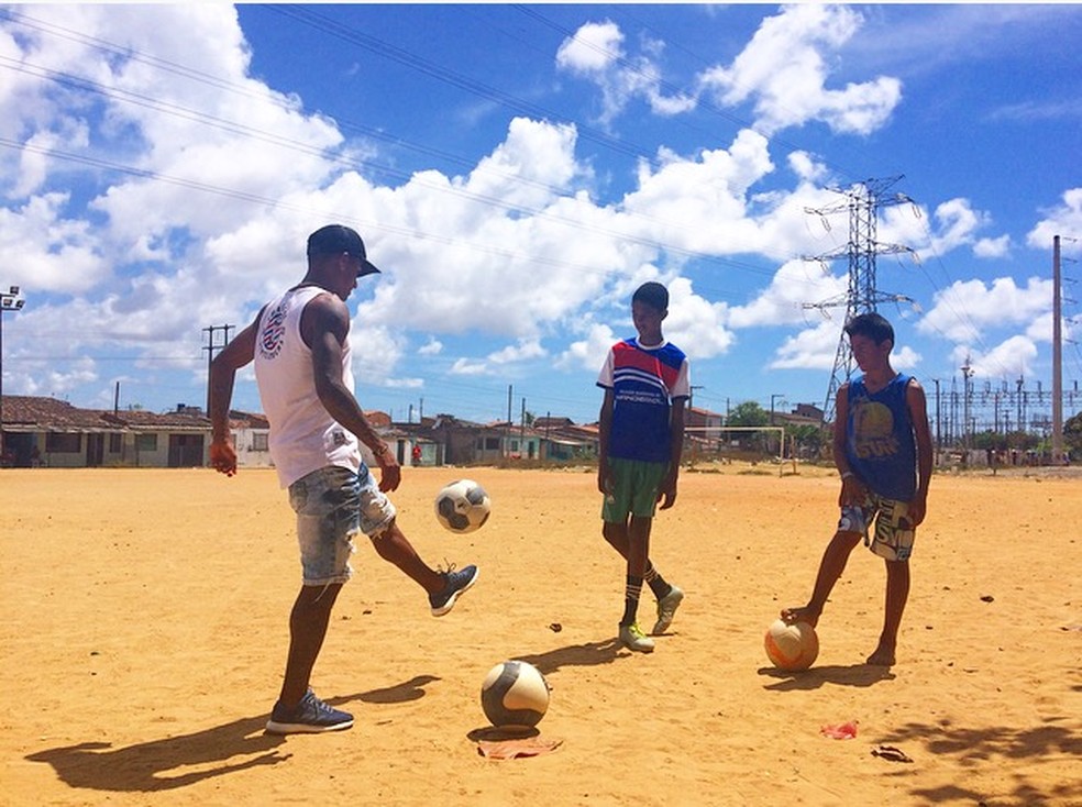Eduardo se emocionou ao voltar ao campinho onde tudo começou (Foto: Viviane Leão/GloboEsporte.com)