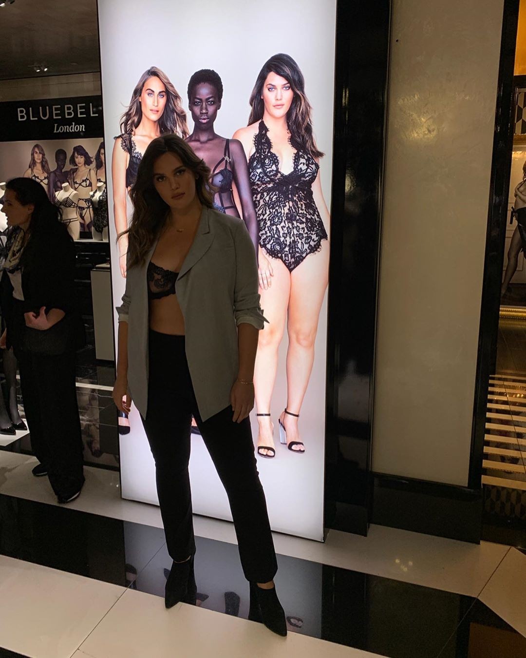 Ali Tate-Cutler no lançamento da coleção da Victoria's Secret com a Bluebella (Foto: Instagram/ Reprodução)