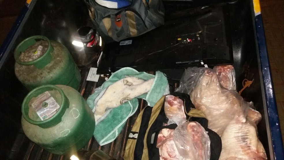 PolÃ­cia apreendeu comida e botijÃµes de gÃ¡s levados de fazenda no interior de MT (Foto: PMMT/DivulgaÃ§Ã£o)