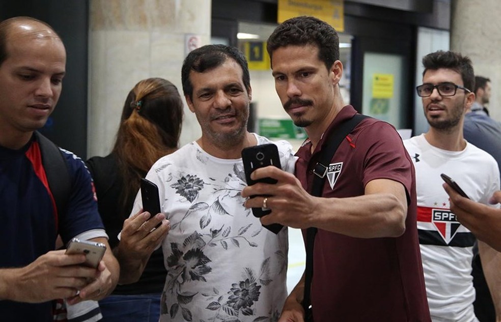 Hernanes tira selfie com torcedor (Foto: Rubens Chiri / www.saopaulofc.net)