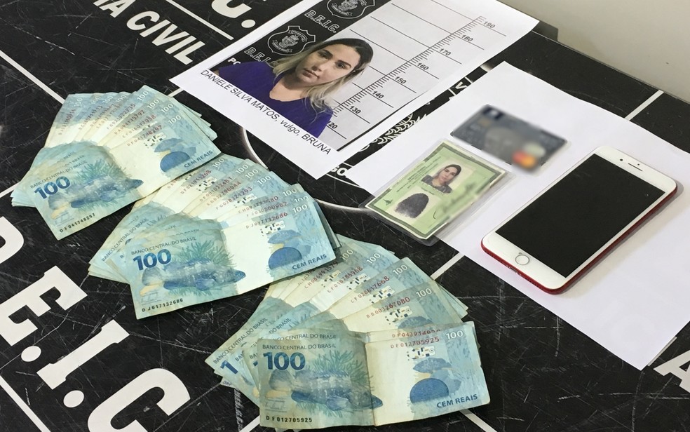 Policiais recuperaram parte do dinheiro sacado e pertences de Daniele Matos (Foto: Paula Resende/ G1)