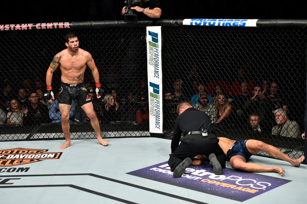 Raphael Assunção apagou Matthew Lopez com um cruzado de direita no terceiro round (Foto: Getty Images)