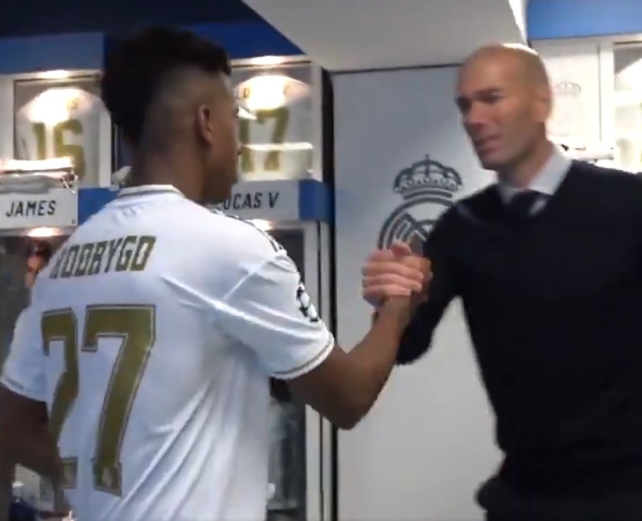 Bastidores: Rodrygo recolhe assinaturas de companheiros em bola de hat-trick pelo Real Madrid