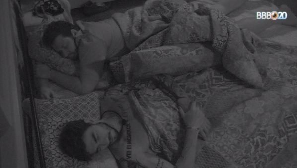 Guilherme e Victor Hugo dormiram juntos no BBB 20 (Foto: Reprodução/Twitter)